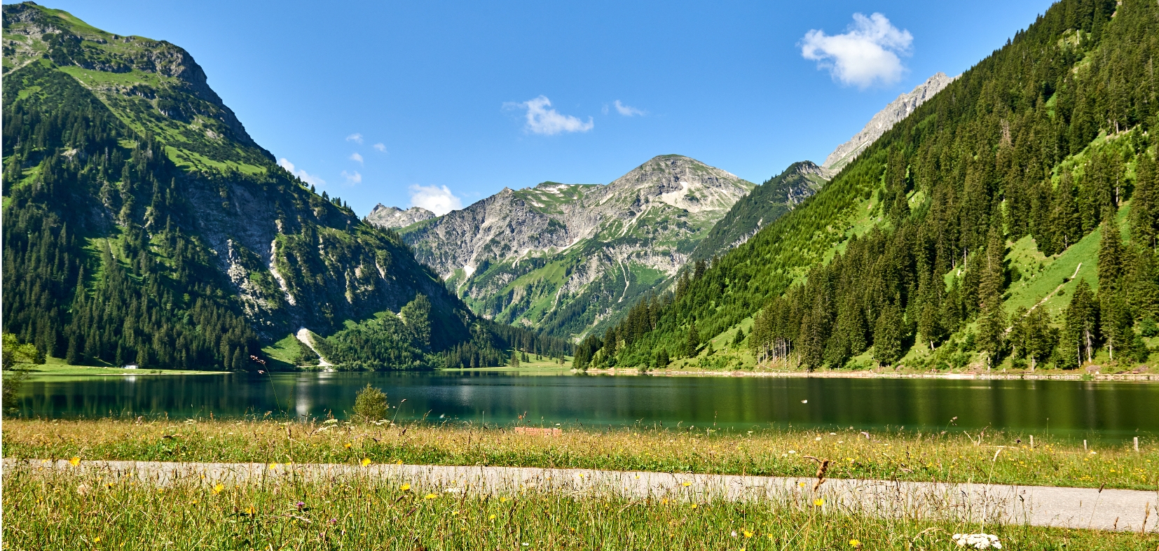 Entdeckt den Vilsalpsee im Tannheimer Tal und wohnt im Bergheim Tirol in Tannheim – persönlich, gemütlich und mit Halbpension.