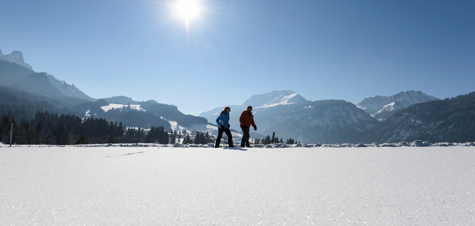 Winterwandern in Tannheim: Entdeckt geräumte Wege und die stille Bergwelt. Wohnt im Bergheim Tirol mit Halbpension für Hausgäste.