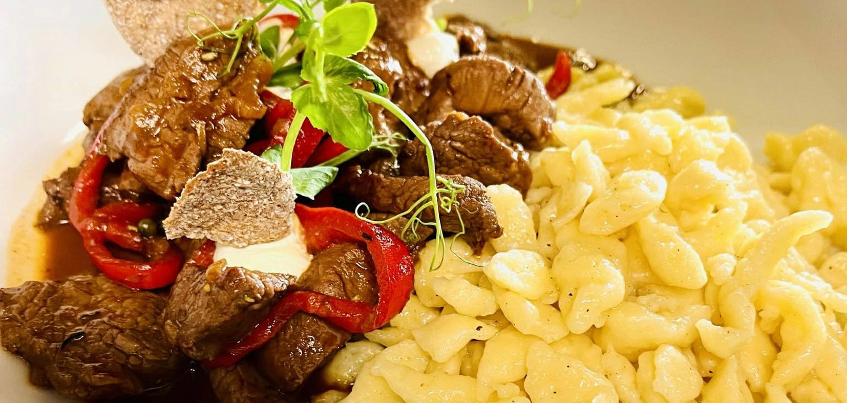Genussvielfalt im Bergheim Tirol: Frühstücksbuffet und Abendessen als Halbpension – exklusiv für Hausgäste in unserer Pension in Tannheim.