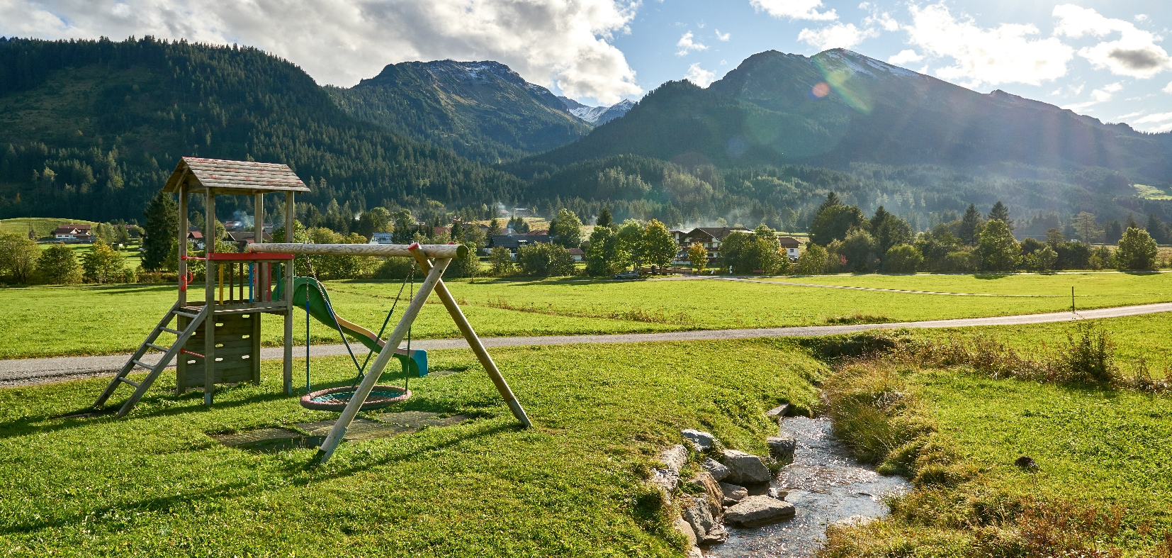 Familienurlaub in Tannheim: Gemeinsam Berge und Natur erleben, persönlich wohnen und Halbpension im Bergheim Tirol genießen.